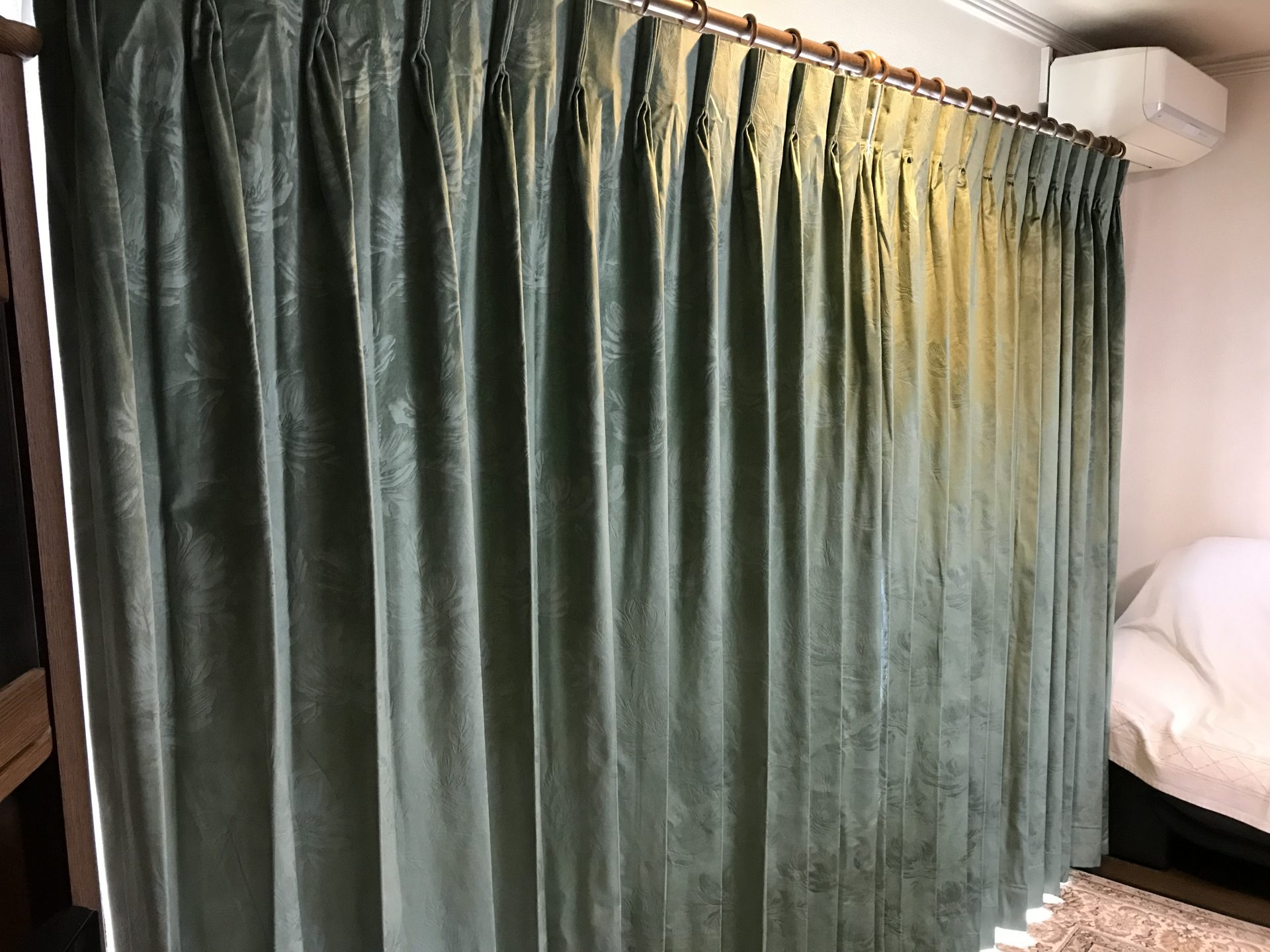 深谷市／FISBA（フィスバ）ベルベットカーテンの取付事例